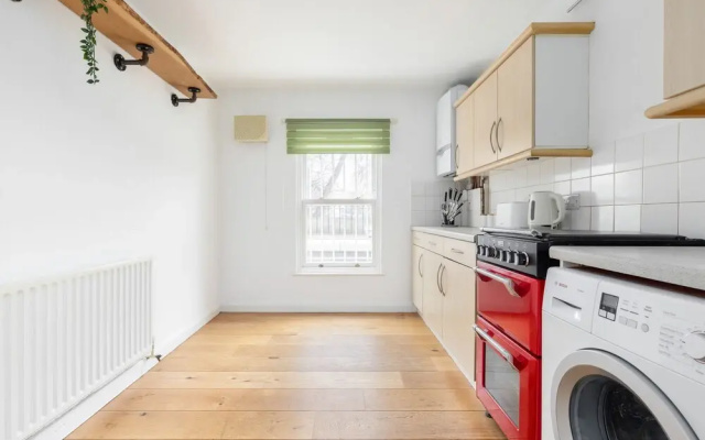 Magnificent 2 Bed Garden Flat in Oval