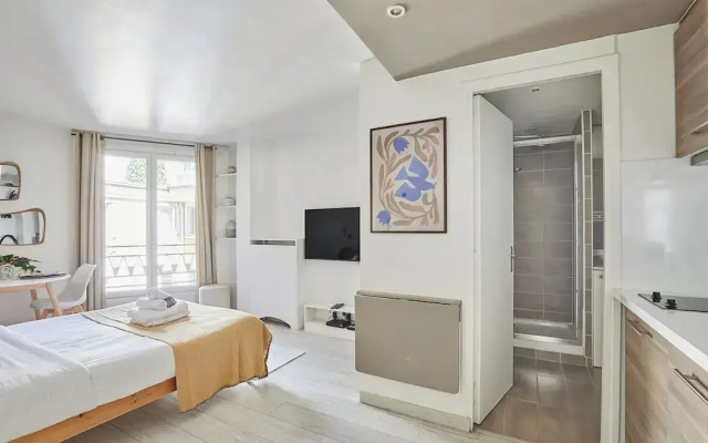 Modern Studio Montaigne Champs Elysees