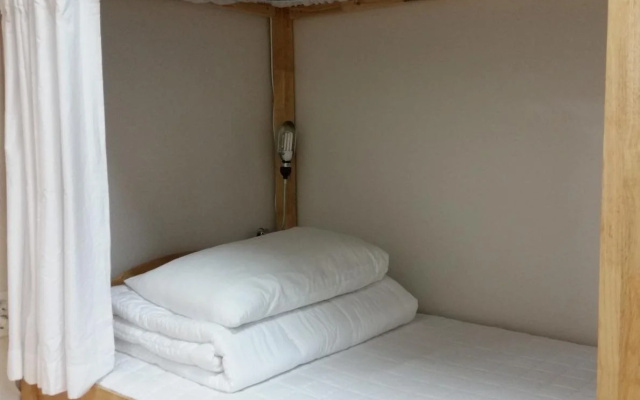 Happy Tree Guesthouse - Hostel