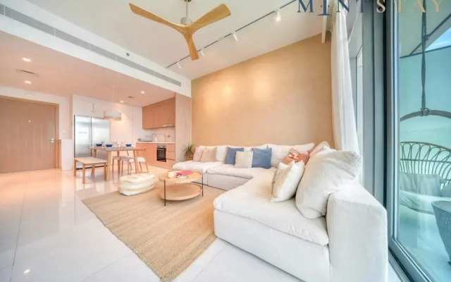 Luxury Sea View Living on Emaar Beachfront