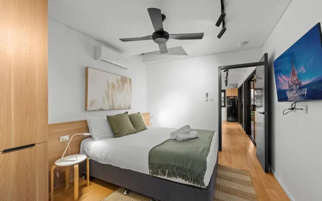New Farm Apartment With Balcony & City Views