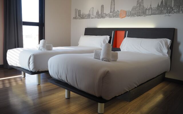 Отель easyHotel Barcelona Fira Испания, Оспиталет-де-Льобрегат - отзывы, цены и фото номеров - забронировать отель easyHotel Barcelona Fira онлайн вид на фасад