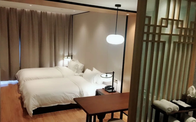 Le Moment City Resort Hotel