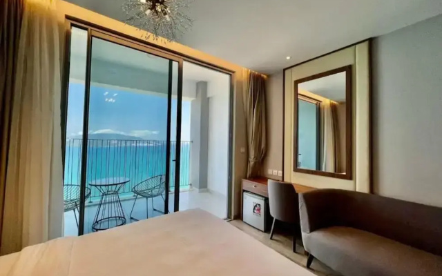 LYN Panorama Beachfront Studio