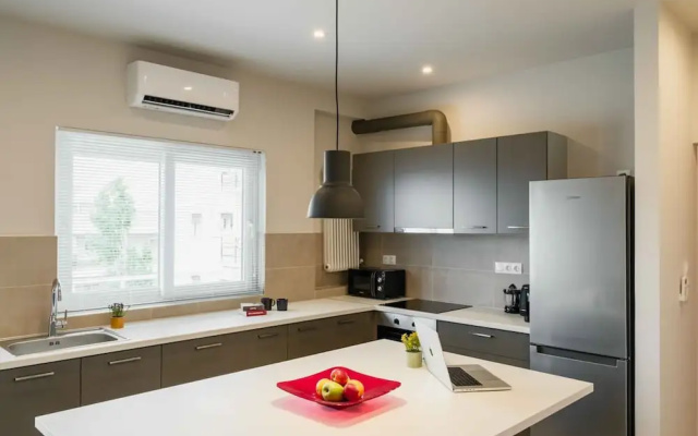 Spacious Seaside Flat at Alimos