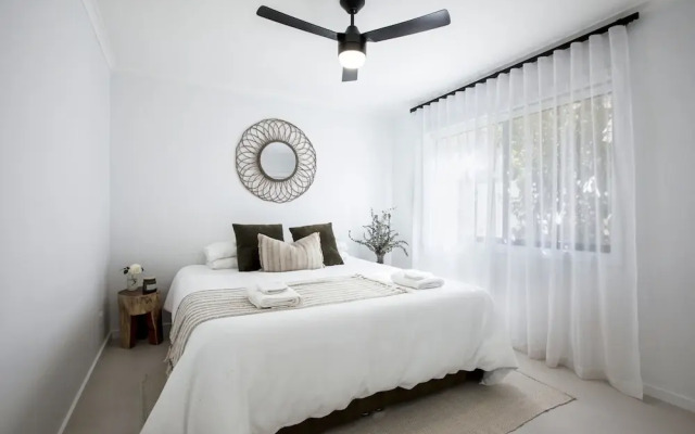 Coastal 2-bed Apartment With Courtyard
