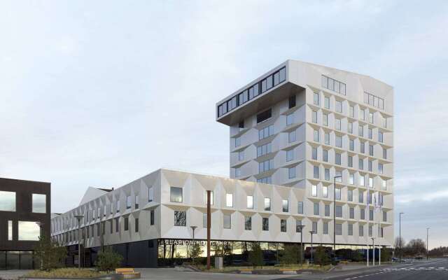 Clarion Hotel Air вид на фасад