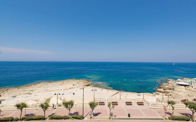 Seafront Apartment, Marvelous Views GR8 Location