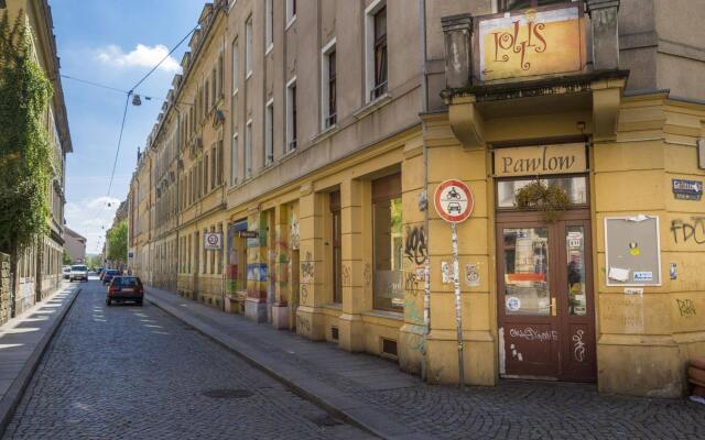 Отель Hostel Lollis Homestay Dresden Германия, Дрезден - 1 отзыв об отеле, цены и фото номеров - забронировать отель Hostel Lollis Homestay Dresden онлайн вид на фасад