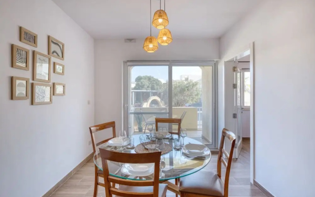 Qala Tranquil Escape - Stylish With Terrace AC