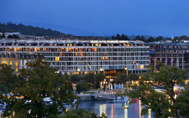 Отель Fairmont Grand Hôtel Genève Швейцария, Женева - 1 отзыв об отеле, цены и фото номеров - забронировать отель Fairmont Grand Hôtel Genève онлайн вид на фасад