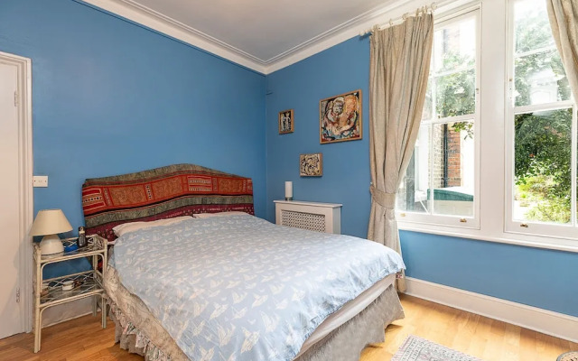 JOIVY 2 Bed Flat With Garden Next to Battersea Park!