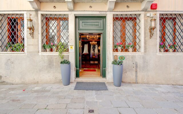 Hotel Al Duca Di Venezia вид на фасад