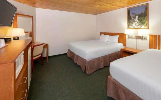 Econo Lodge Inn & Suites