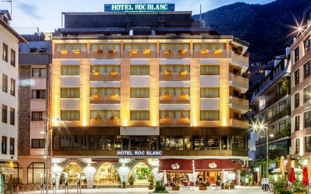 Отель Roc Blanc & Spa Андорра, Лес-Эскальдес - 3 отзыва об отеле, цены и фото номеров - забронировать отель Roc Blanc & Spa онлайн вид на фасад