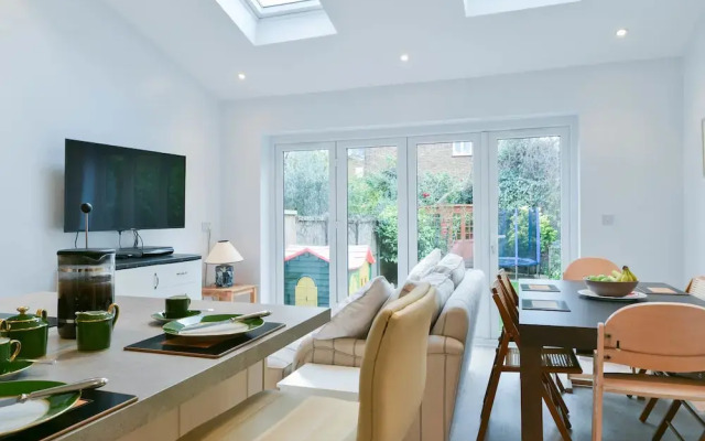 Enchanting Earlsfield Home by Wimbledon Park