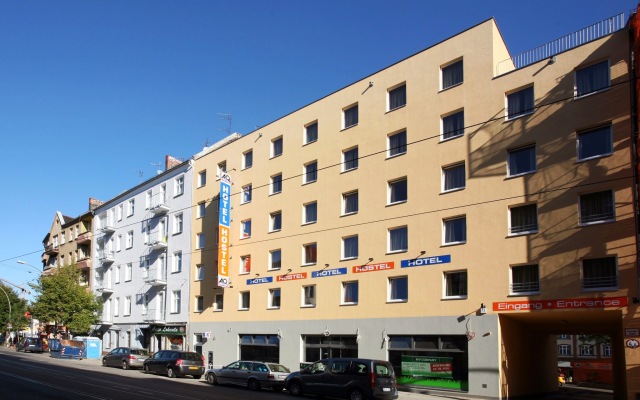 Отель A&O Berlin Friedrichshain вид на фасад