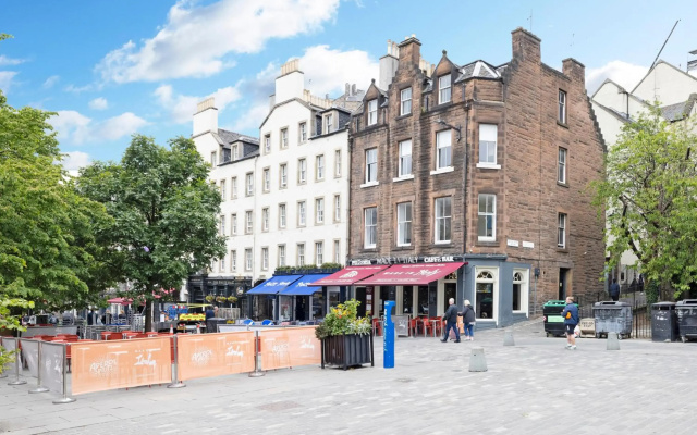 ALTIDO Glamorous1-bed flat overlooking Grassmarket