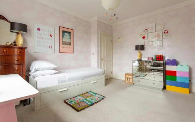 Warwick Gardens II by Onefinestay