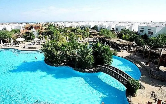 1-Bed Apartment BY THE POOL 30