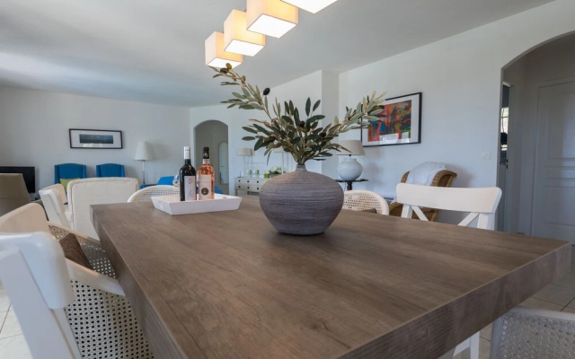 Modern villa in Camplong with private pool