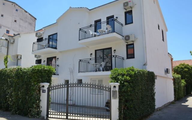 Отель Casablanca Apartments Черногория, Будва - отзывы, цены и фото номеров - забронировать отель Casablanca Apartments онлайн вид на фасад