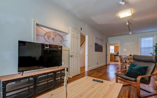 3BR Colonial House w/Parking by CozySuites