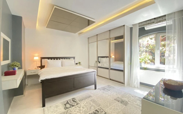 Flat With Bosphorus View and Backyard in Uskudar