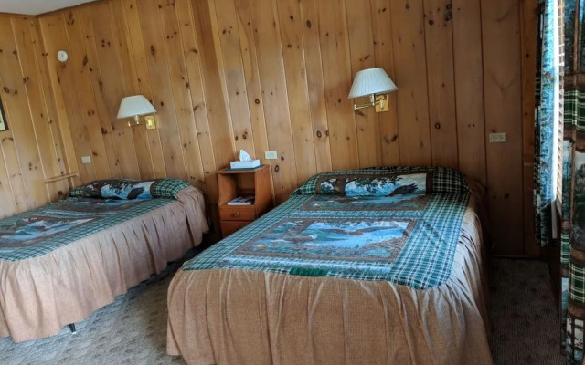 Pine Tree Motel & Cabins