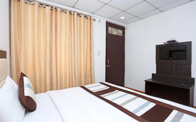 OYO 8989 Hotel Raj