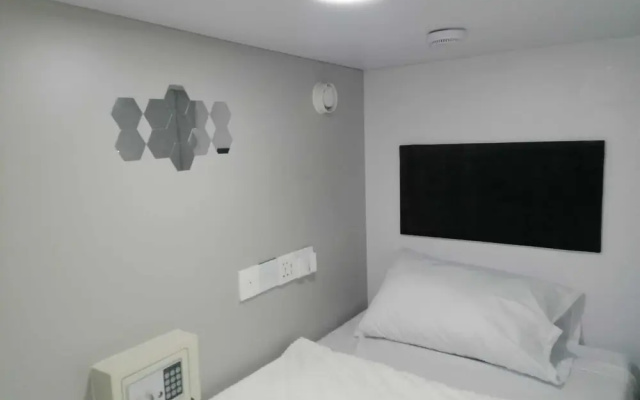 Hotel Capzule Inn