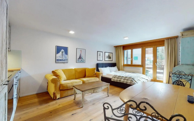 Bright studio with balcony & view to the Matterhorn