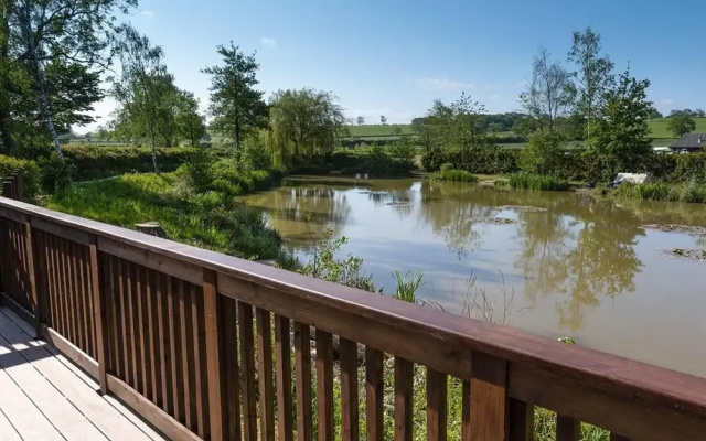 Beautiful Open Plan Lakeside Lodge, Shearsby