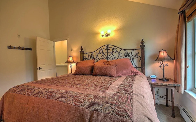 Luxury 3 Bedroom Townhouse next to Keystone Lake, Free Shuttle, Hot Tub and Sauna