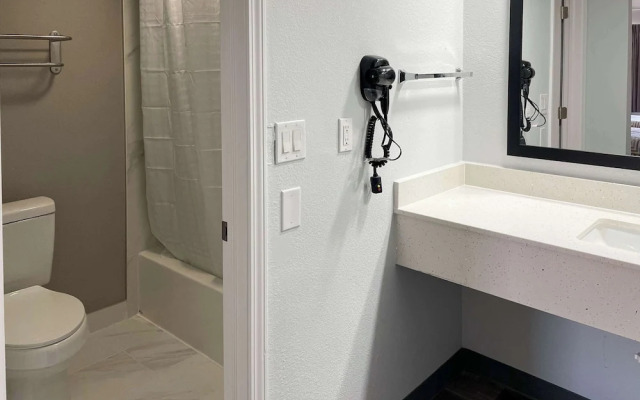 Tulsa Inn & Suites