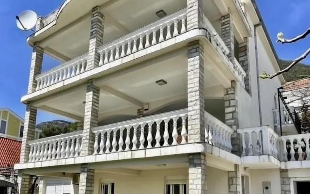 Family House with pool & sea view