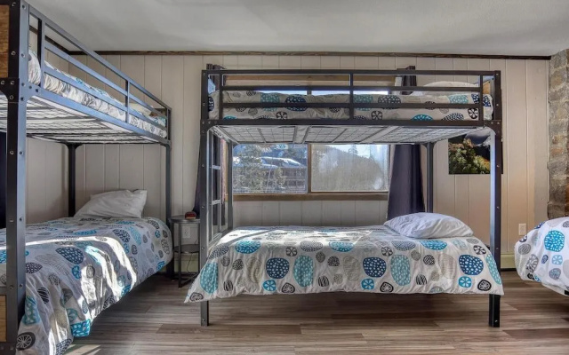 Geothermally Heated Outdoor Pool and Scenic Deck - Cozy Studio Retreat