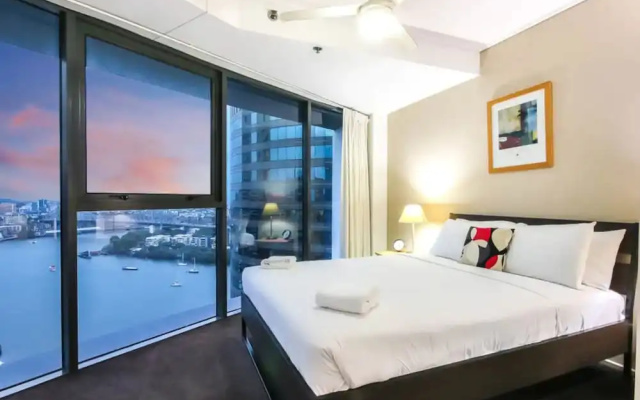 Amazing Brisbane CBD 2 Bedroom Apartment With River Views