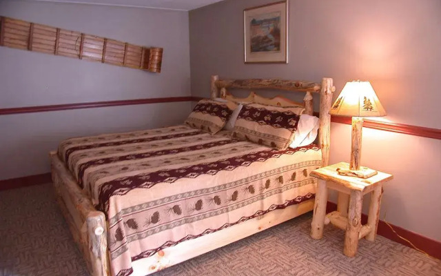 Mountaintop Lodge at Lake Naomi