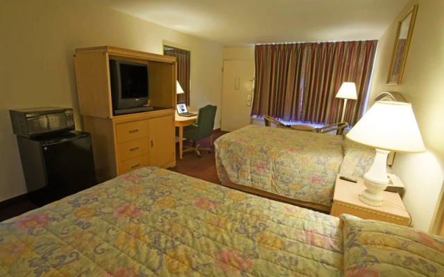 Evergreen Inn & Suites
