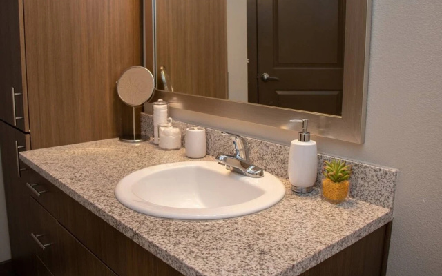 Modern & Private Condo Balcony Great Location