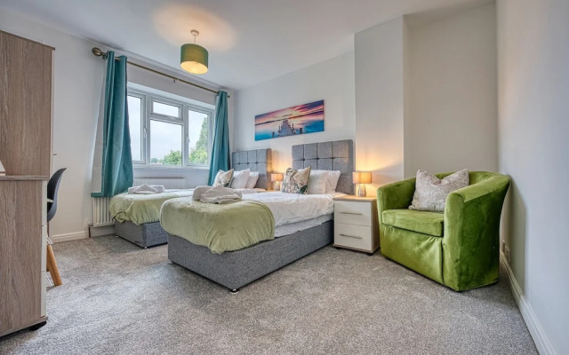 Modern 3BR House Wednesbury Garage