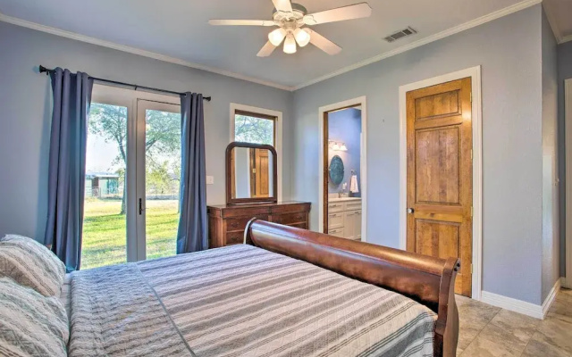Charming Gainesville Retreat: Barn, Horses Welcome