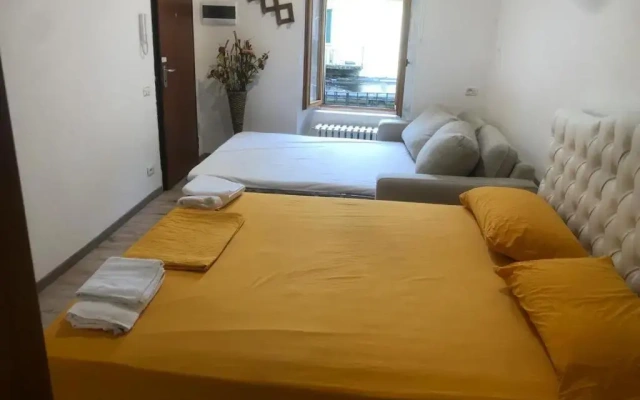 Supercentral one room flat, 16 min to Bergamo airport
