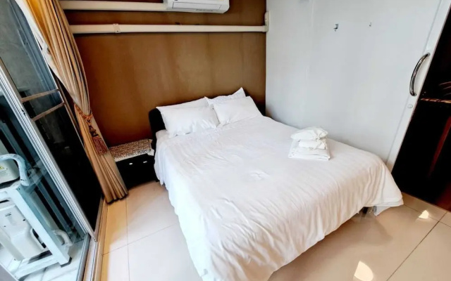 2D - 3 Bedroom Downtown Apartment With Shared Pool