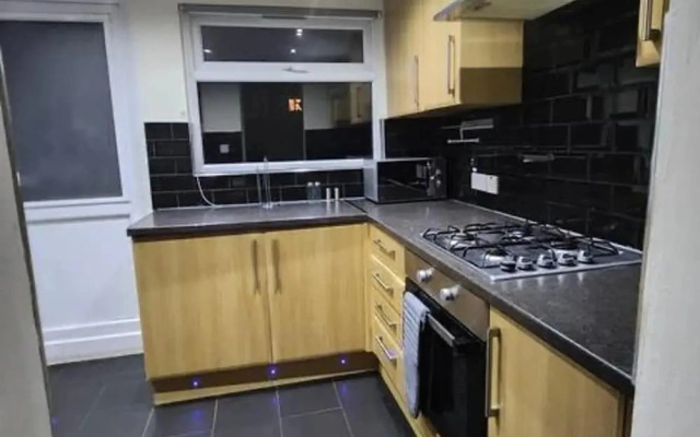 Comfy 3-bed House - Sleeps 6 & Free Parking