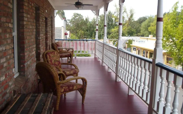 Jamestown Hotel