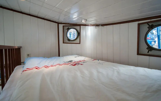 Houseboat Apartments - Canal Belt East Area