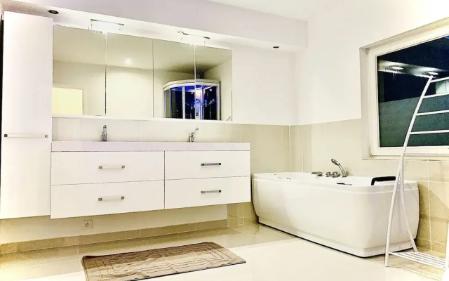 Chic Holiday Home in Nieuwpoort With Whirlpool