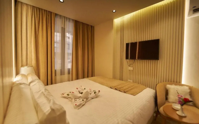 Gold's Pyramids Hotel